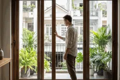 Cửa nhôm giả gỗ có phù hợp với nhà phố hiện đại không?