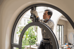 Cửa nhôm uốn vòm phù hợp với những kiểu kiến trúc nào?