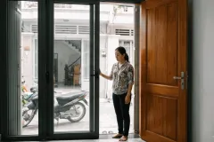 Nhà mặt tiền hẹp nên chọn cửa lùa nhôm kính hay cửa mở truyền thống?