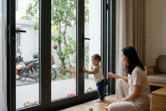 Cách chọn kính an toàn cho cửa ra vào khi gia đình có trẻ nhỏ