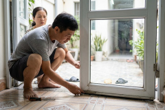 Cửa nhôm kính bị xệ cánh sau thời gian sử dụng: Nguyên nhân và hướng xử lý