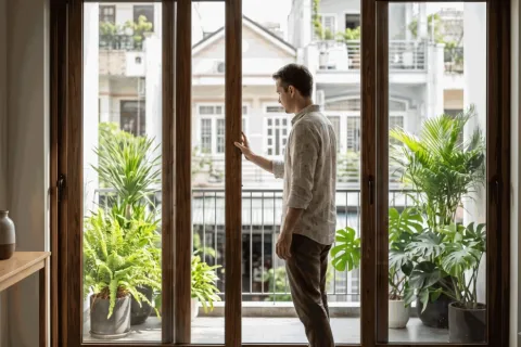 Cửa nhôm giả gỗ có phù hợp với nhà phố hiện đại không?