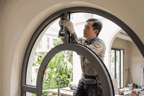 Cửa nhôm uốn vòm phù hợp với những kiểu kiến trúc nào?