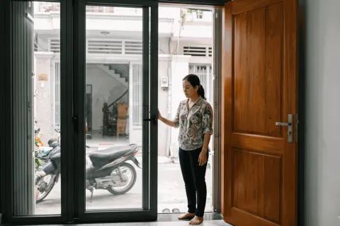 Nhà mặt tiền hẹp nên chọn cửa lùa nhôm kính hay cửa mở truyền thống?