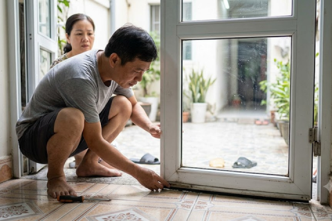 Cửa nhôm kính bị xệ cánh sau thời gian sử dụng: Nguyên nhân và hướng xử lý