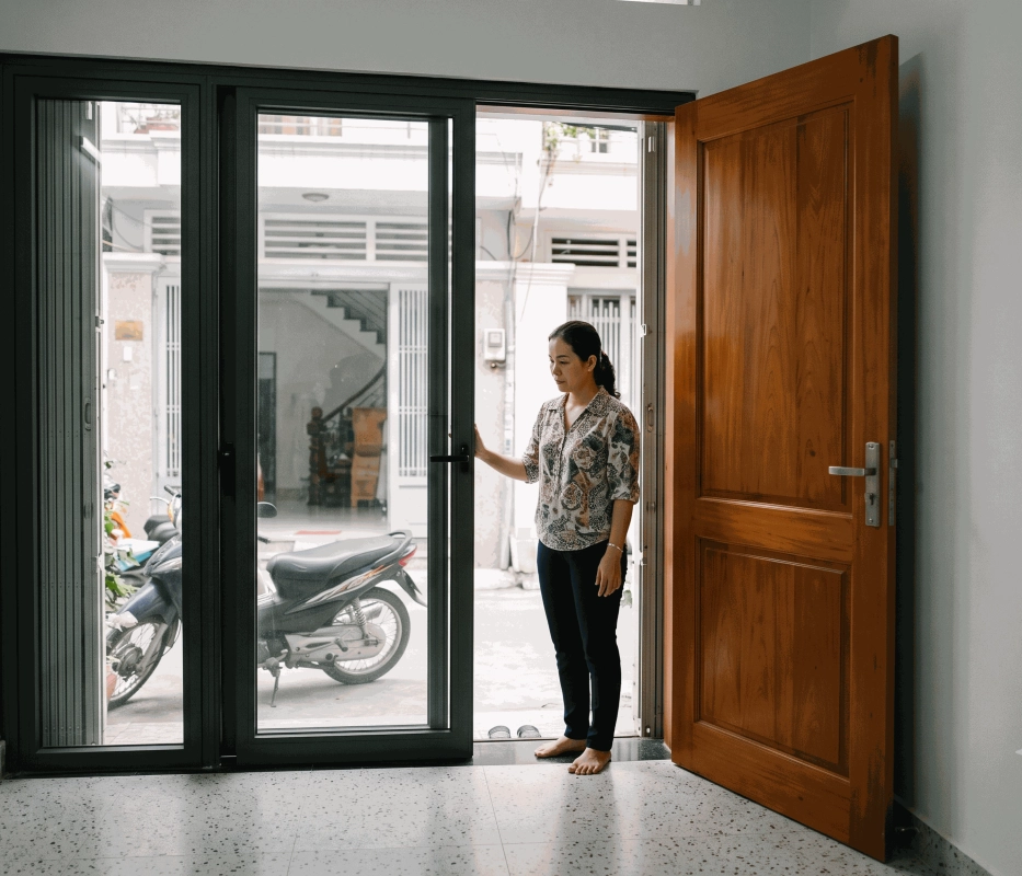 Nhà mặt tiền hẹp nên chọn cửa lùa nhôm kính hay cửa mở truyền thống?